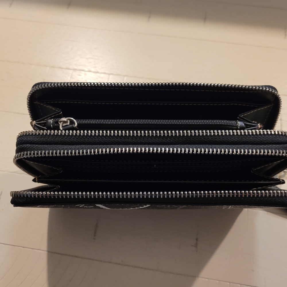 Isaac Mizrahi Black and White Patterned Wallet Wristlet - Picture 10 of 12